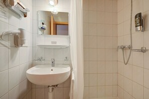 Ducha, secador de pelo y toallas