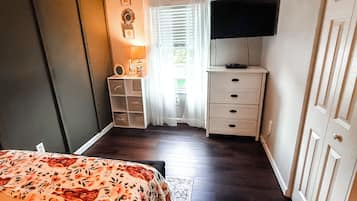 Strykjärn/strykbräda, wi-fi och sängkläder