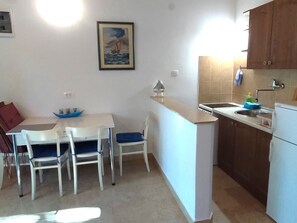 Kühlschrank, Ofen, Kochgeschirr/Geschirr/Besteck