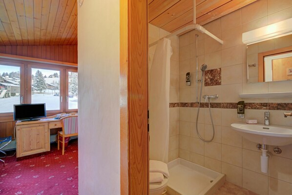 Badezimmer mit Dusche