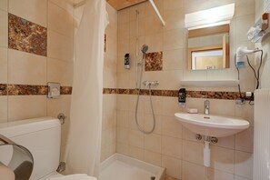Ducha, secador de pelo y toallas