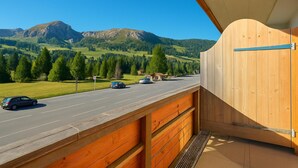 Un balcón con vistas a una carretera y montañas.