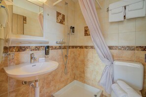 Een douche, een haardroger, handdoeken