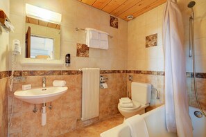 Een haardroger, handdoeken