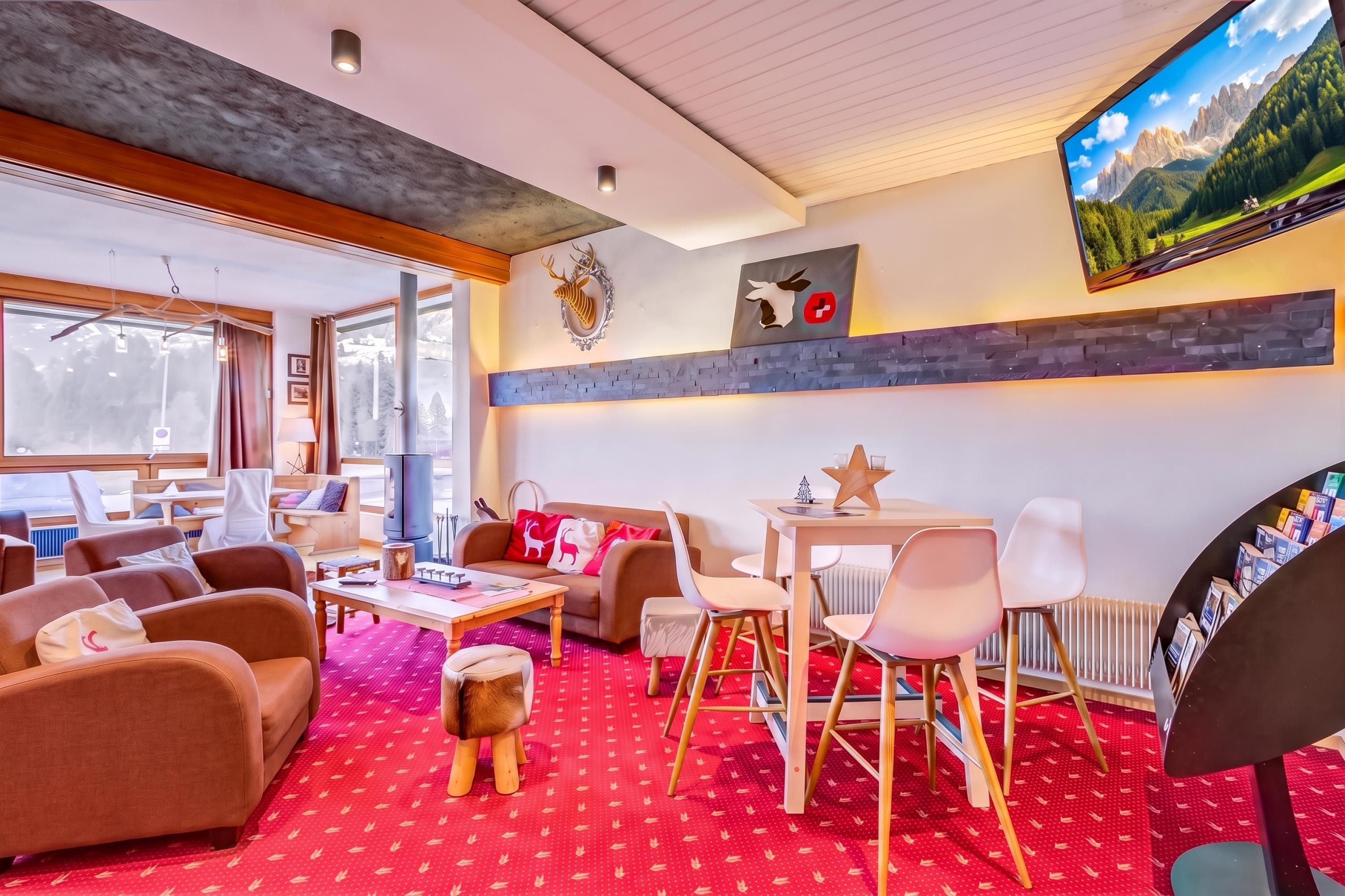 Un salon moderne doté d’une cheminée, d’un coin salon et d’un téléviseur diffusant une vue panoramique.