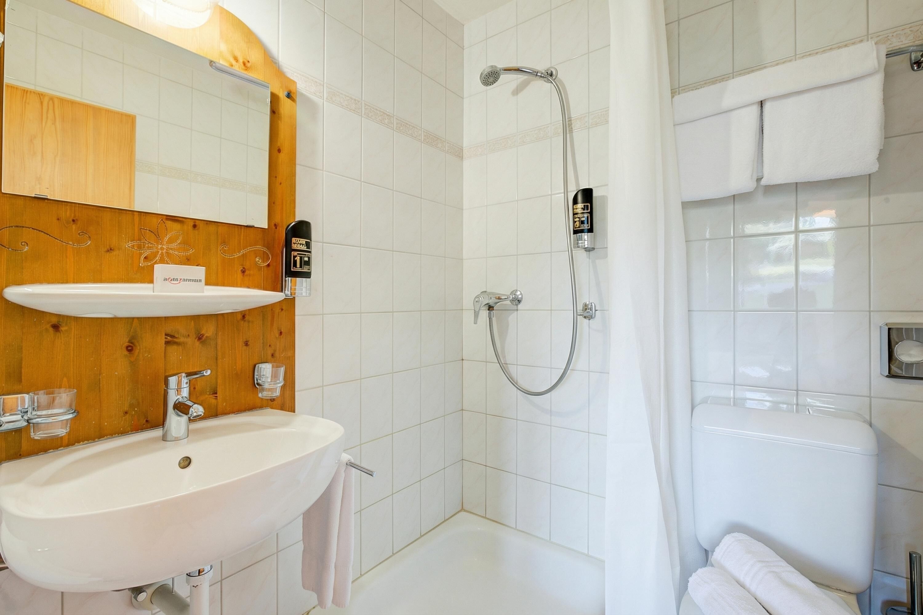 Dusche, Haartrockner, Handtücher