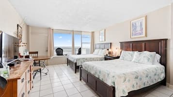 Escritorio, tabla de planchar con plancha, wifi gratis y ropa de cama