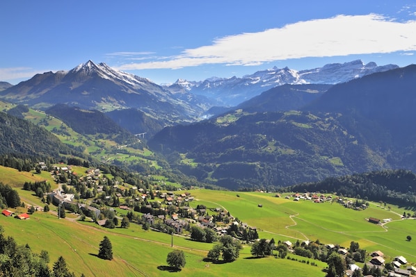 Un paisaje montañoso con un pueblo enclavado en el valle.