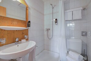 Ducha, secador de pelo y toallas