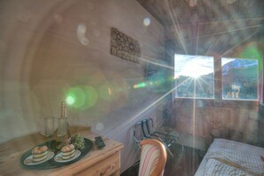 واي فاي مجانًا وملاءات أسرّة