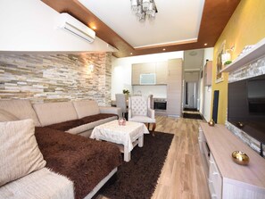 TV - Wohnung mit Dachterrasse by Interhome (Tivat)