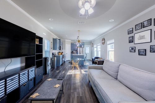 Modern and comfortable 3 BR home near Downtown Dallas w/balcony and yard