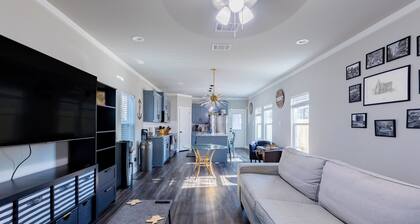 Modern and comfortable 3 BR home near Downtown Dallas w/balcony and yard