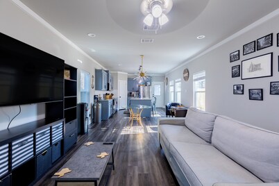 Modern and comfortable 3 BR home near Downtown Dallas w/balcony and yard