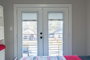 3 bedrooms, desk, iron/ironing board, travel crib