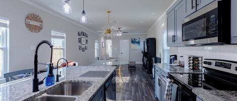 ثلاجة، ميكروويف، فرن، موقد طهي مسطح