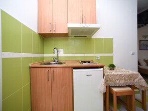 Réfrigérateur, batterie de cuisine, vaisselle et ustensiles