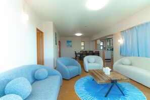 Elite-huoneisto, parveke, valtamerinäköala | Ylelliset vuodevaatteet, ilmaiset vauvansängyt, ilmainen Wi-Fi