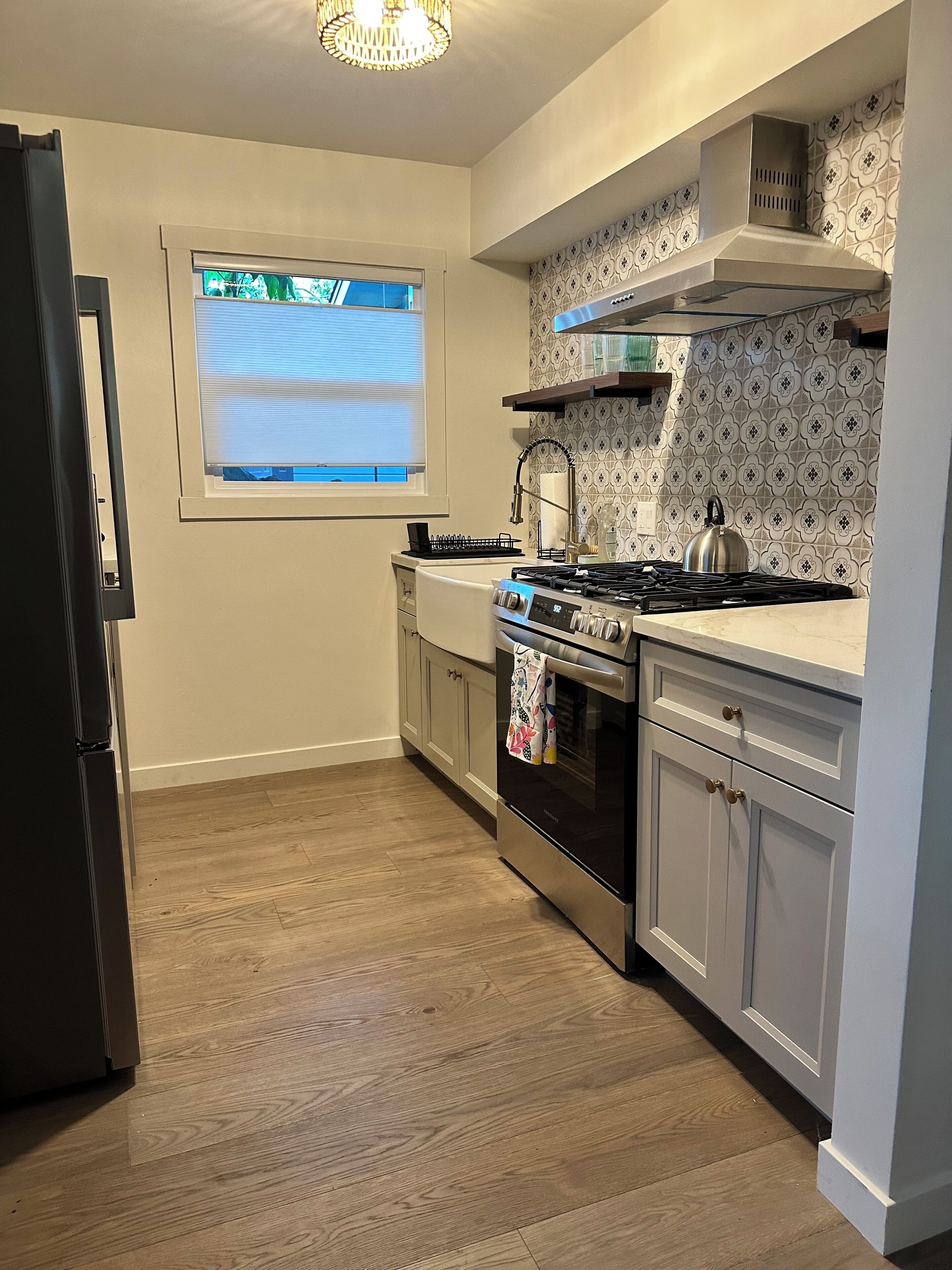 Fridge, oven, stovetop, coffee/tea maker