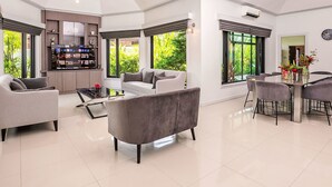 Un'ampia zona giorno con cucina moderna, ampie finestre e zona pranzo.