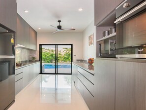 Kühlschrank, Mikrowelle, Ofen, Geschirrspüler