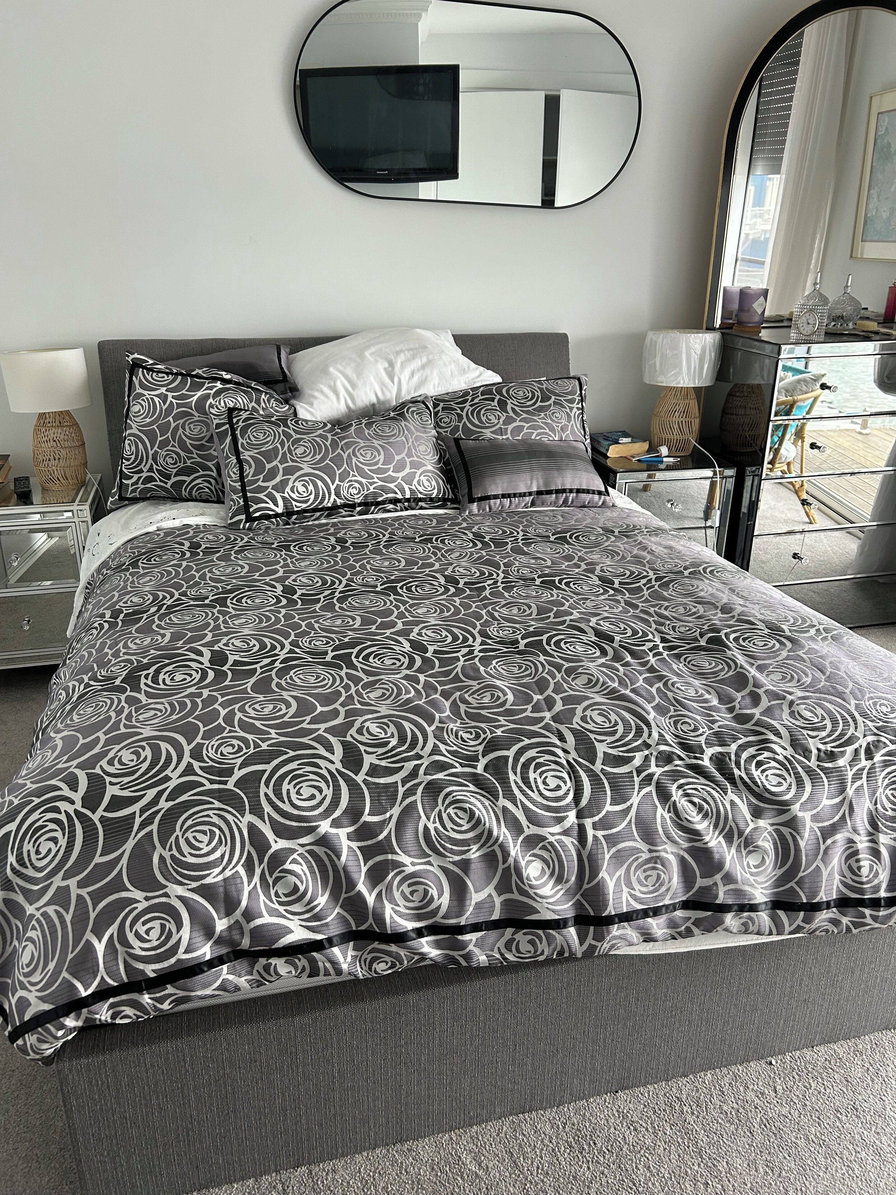 Iron/ironing board, Internet, bed sheets