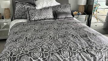 Iron/ironing board, Internet, bed sheets