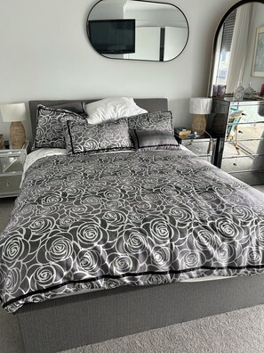 Tabla de planchar con plancha, Internet, ropa de cama