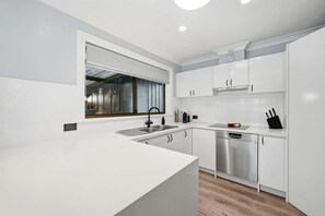 Microondas, horno, placa de cocina y lavavajillas