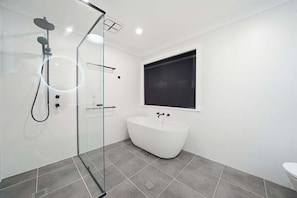 Hair dryer, towels, shampoo, toilet paper - Belle Escapes - Fulton Retreat (Holdfast Bay)