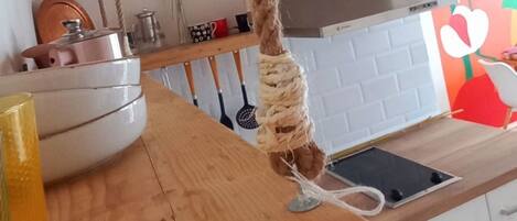 Kjøleskap, mikrobølgeovn og kjøkkenutstyr