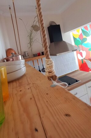 Réfrigérateur, micro-ondes, batterie de cuisine, vaisselle et ustensiles