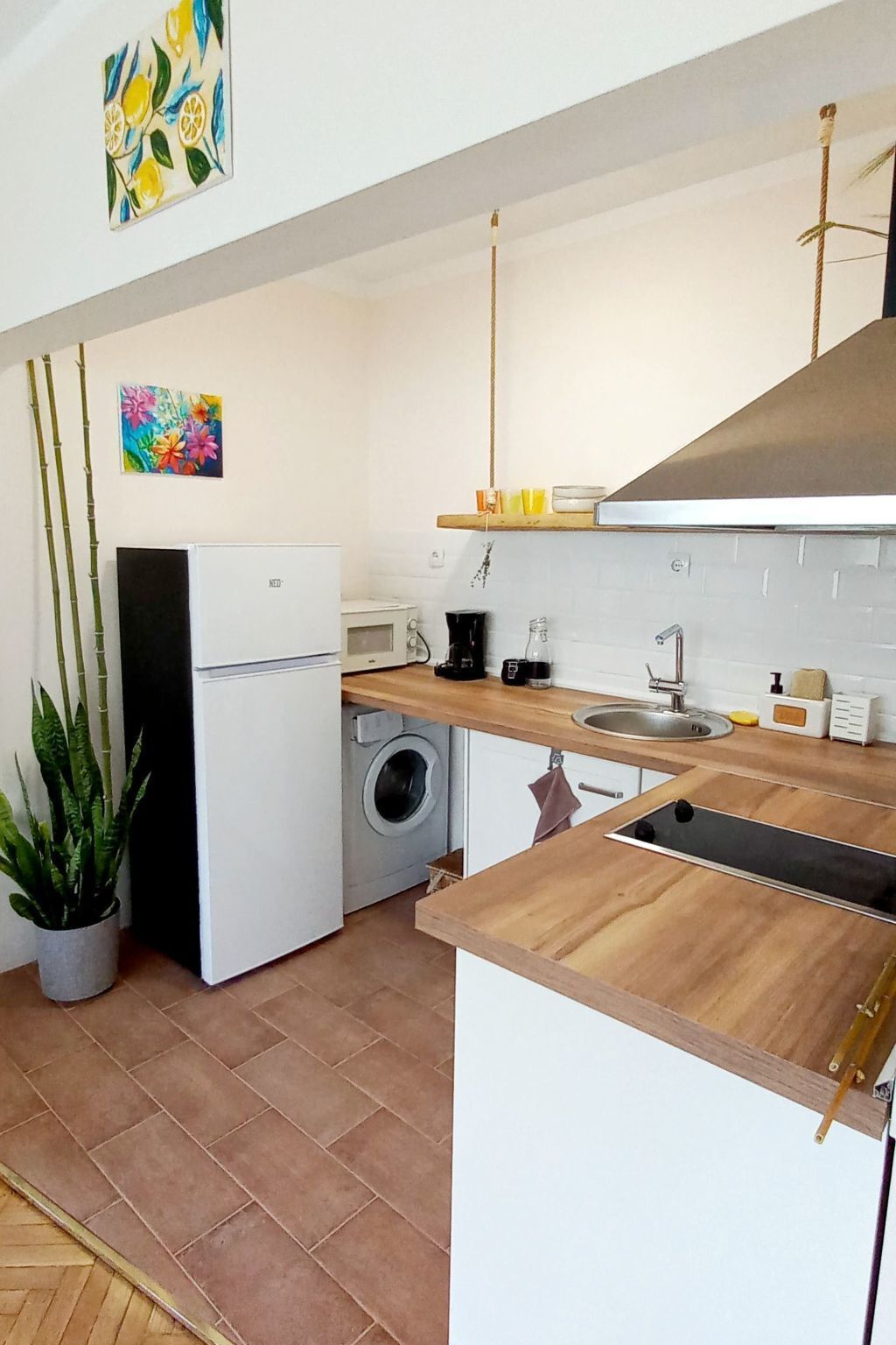 Kühlschrank, Mikrowelle, Kochgeschirr/Geschirr/Besteck