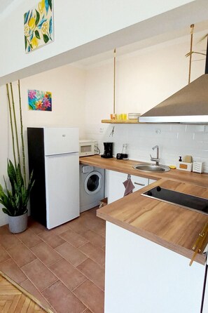 Refrigerador, microondas, utensilios de cocina