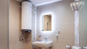 Un bagno con wc, lavandino e doccia.