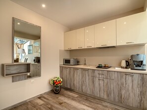 Kylskåp, mikrovågsugn och grytor/köksredskap