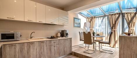 Frigorifero, microonde, pentole/stoviglie/utensili