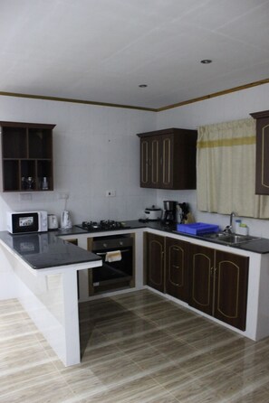 Kühlschrank, Mikrowelle, Ofen, Kochgeschirr/Geschirr/Besteck