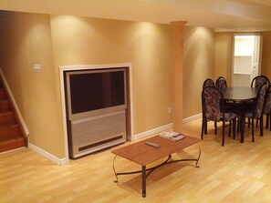 Dining - Luxury 2-bedroom Basement in charming Brampton neighborhood (Brampton)