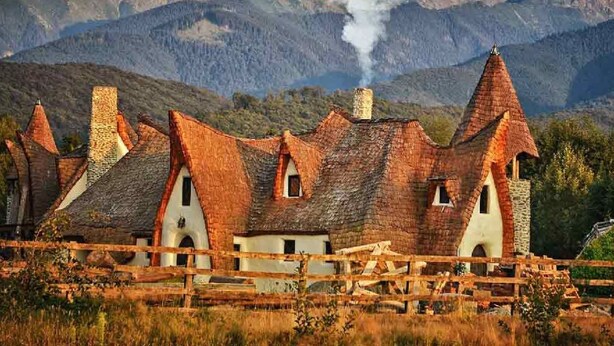 Un village pittoresque, avec ses maisons traditionnelles aux toits de chaume, niché au cœur des montagnes.