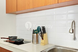 Refrigerador con freezer, microondas, placa de cocina, cafetera/tetera