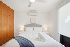 2 quartos, ferros/tábuas de passar roupa, roupa de cama