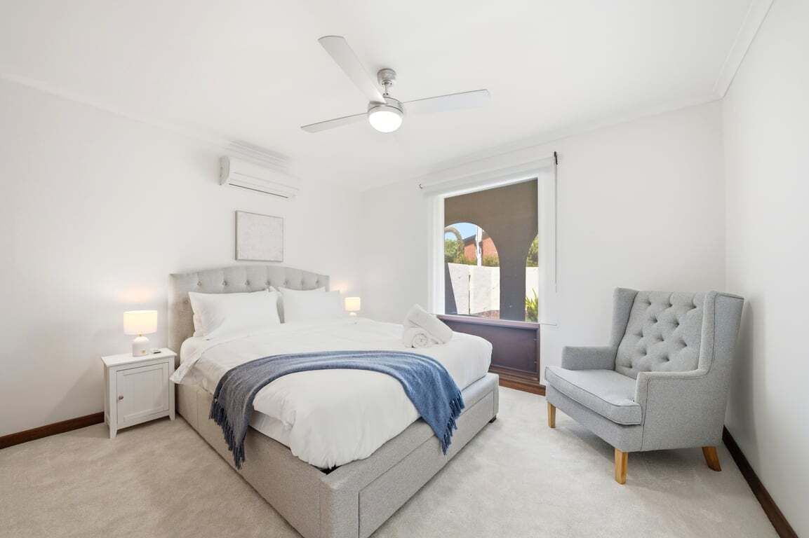 Iron/ironing board, bed sheets