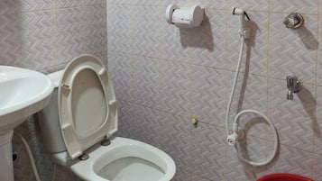 Deluxe-dobbeltværelse | Badeværelse | Badekar, gratis toiletartikler, håndklæder, Sæbe