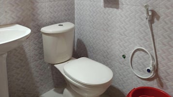 Dobbeltrom – deluxe | Bad | Badekar, toalettartikler (inkludert), håndklær og såpe