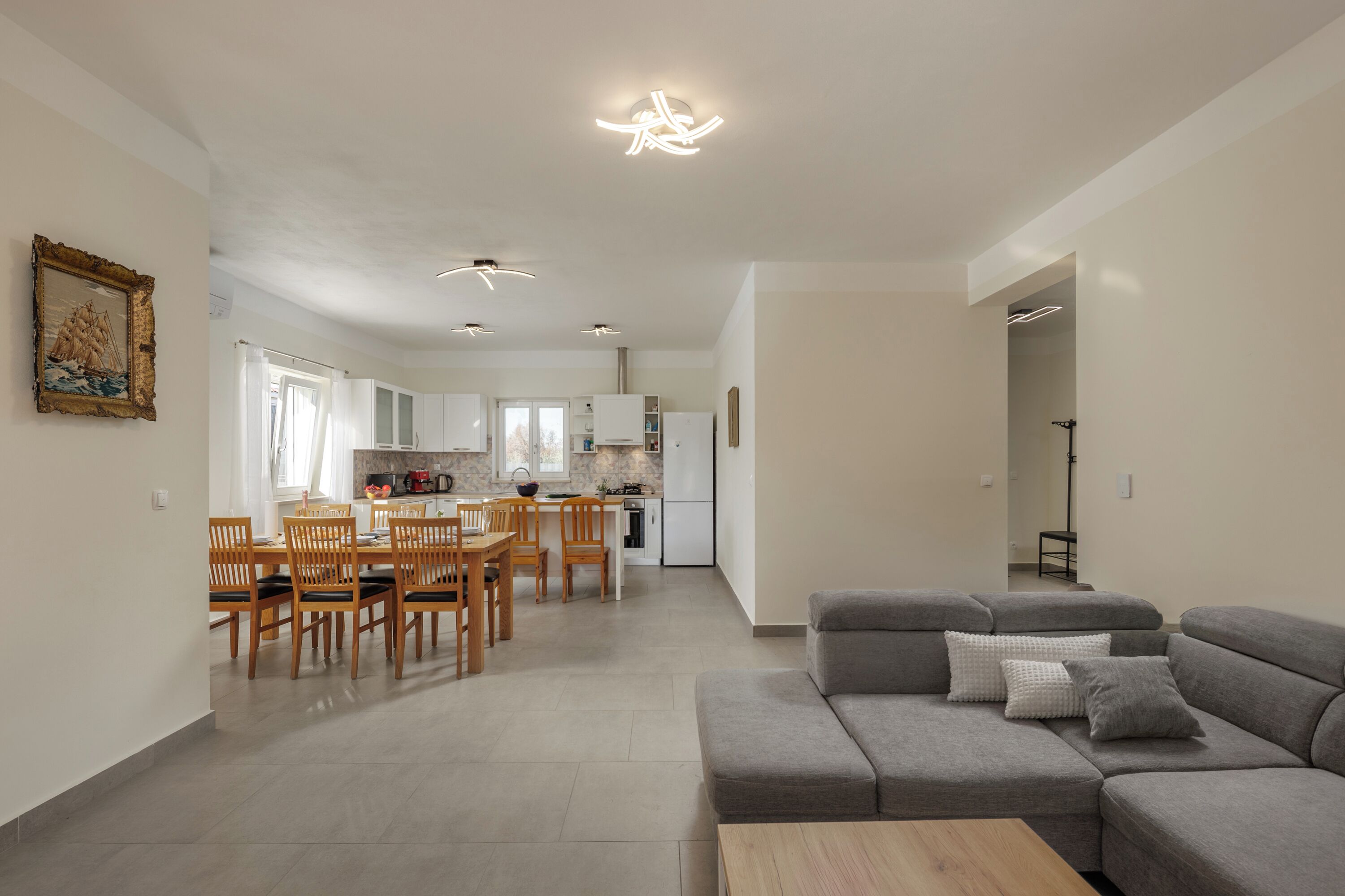 Nhà Tiêu chuẩn, nhiều phòng ngủ (Casa Berton – Heated Saltwater Pool) | Khu phòng khách | Smart TV 21-inch có truyền hình kỹ thuật số 