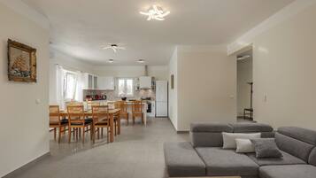 Nhà Tiêu chuẩn, nhiều phòng ngủ (Casa Berton – Heated Saltwater Pool) | Khu phòng khách | Smart TV 21-inch có truyền hình kỹ thuật số