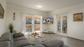 Standard House, 3 Bedrooms, Microwave (Villa Casa Berton – Heated) | Living area | Smart TV