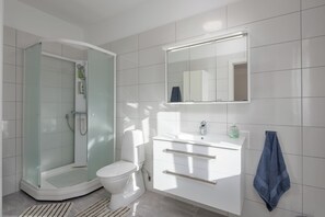 Standard-talo, useita makuuhuoneita (Casa Berton – Heated Saltwater Pool) | Kylpyhuone | Suihku, hiustenkuivaaja, pyyhkeet, saippua