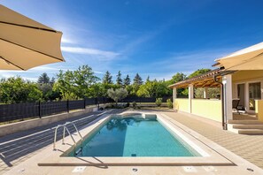 Casa estándar, varias habitaciones (Casa Berton – Heated Saltwater Pool) | Piscina | Una piscina al aire libre de temporada, una piscina climatizada